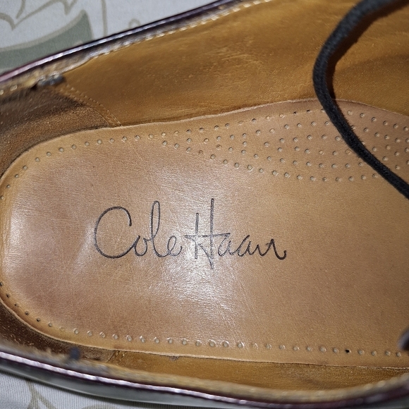 A pair of Cole Haans men's leather Oxfords in a size 9D. They're pre-loved - Picture 10 of 11